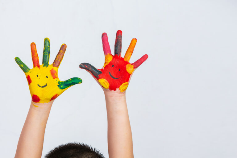 hands child who smeared 768x512